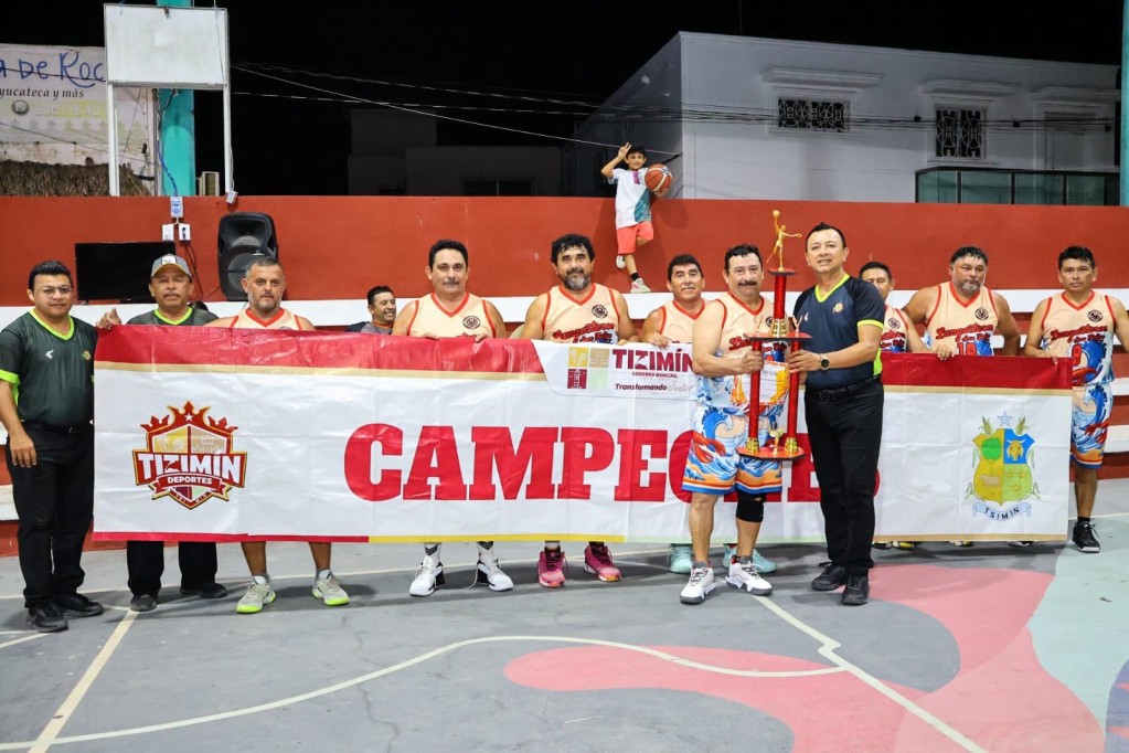 Levantan Langosteros de San Felipe el trofeo de campeones en el Básquetbol de Veteranos 50+