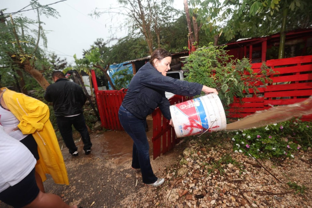 Recorre Cecilia Patrón asentamientos del sur de Mérida para atender afectados