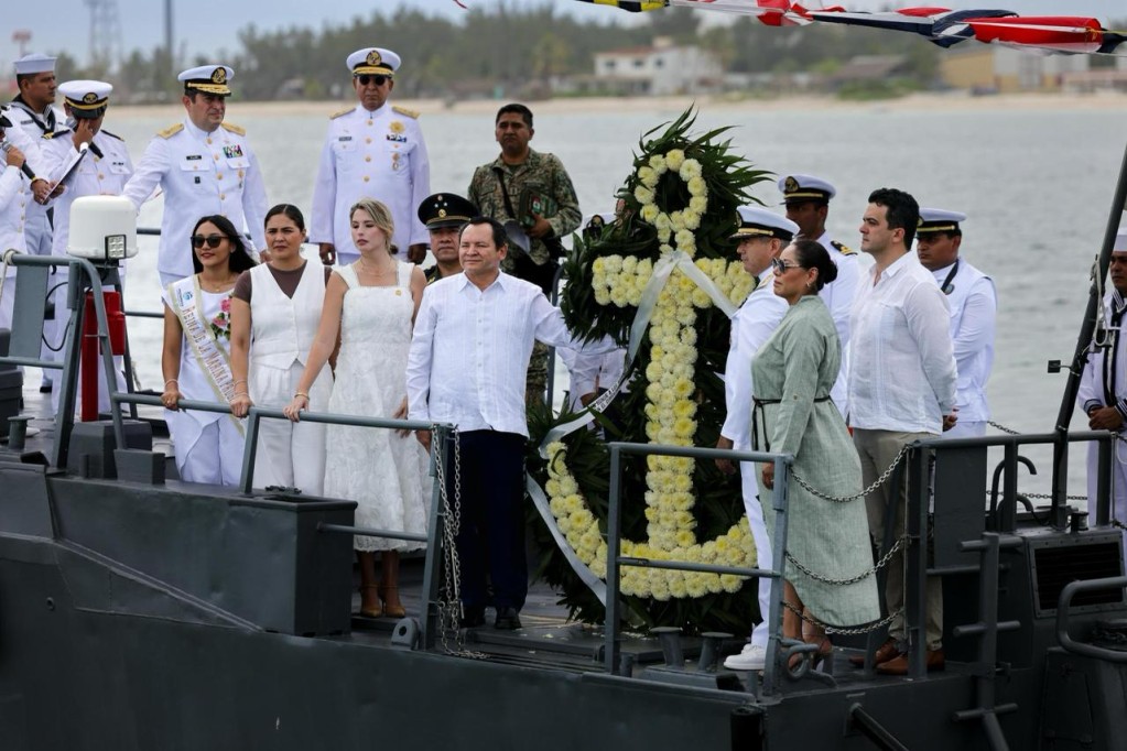 Participa Huacho Díaz Mena en ceremonia del Día de la Marina, en Progreso