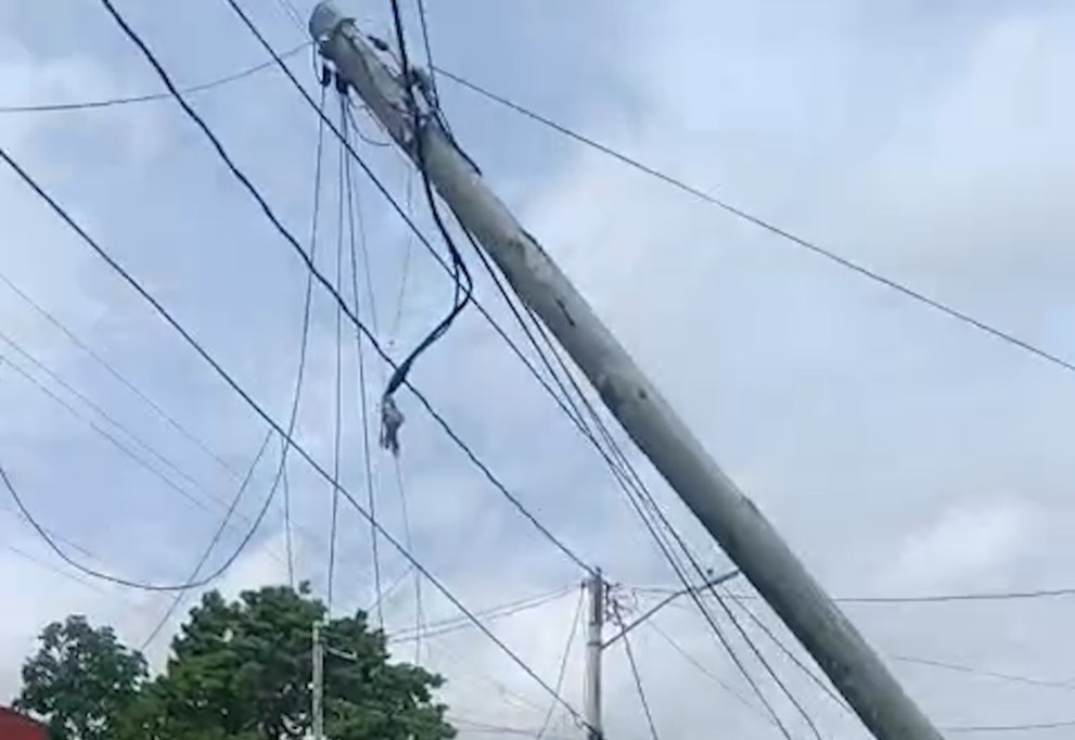 Con un poste colapsado y su calle inundada, así viven vecinos de la calle 61 de Cordemex