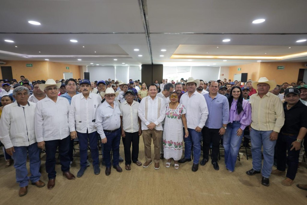 Entrega gobernador apoyos para impulsar el campo y la educación