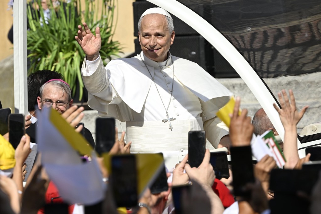 El Papa León XIV saluda a los fieles durante su visita pastoral a Pavia, Italia. Foto: EFE