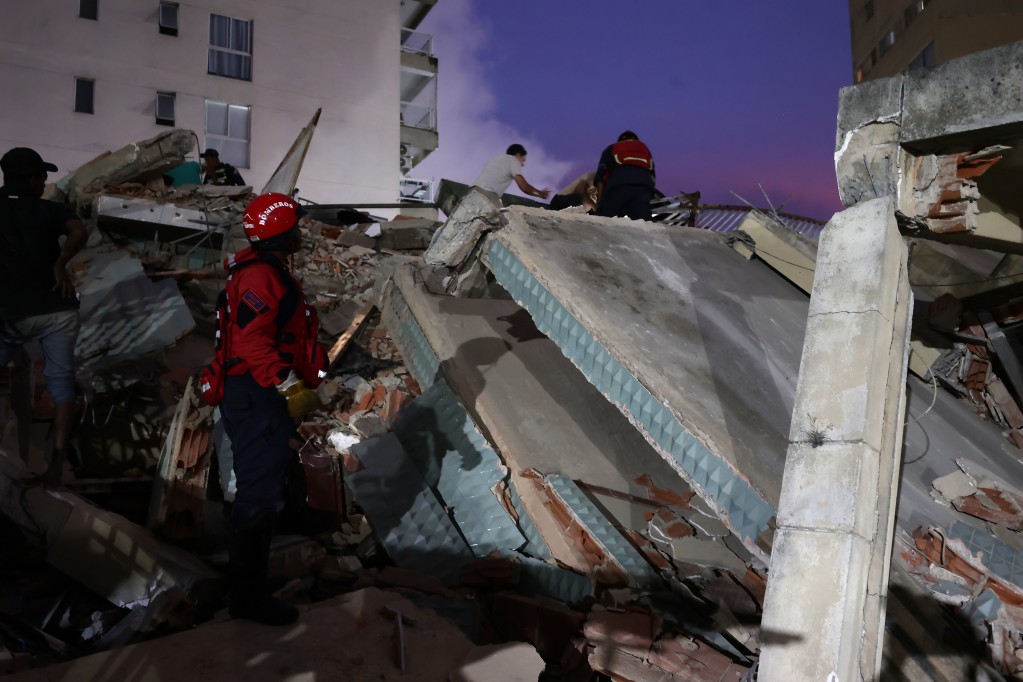 Integrantes del Cuerpo de Bomberos realizan labores de rescate este miércoles, en Caracas (Venezuela).  Foto: EFE