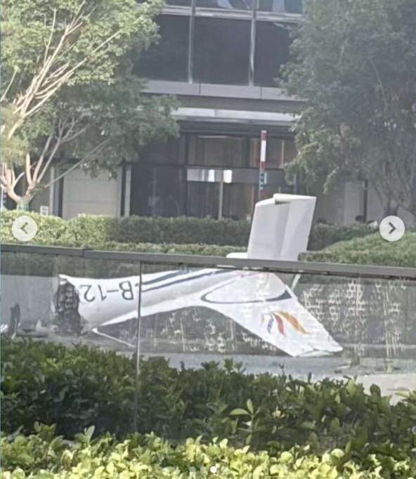 Fotografía cedida que muestra un fragmento de una aeronave en una vía próxima al edificio China Zun este viernes, en Pekin (China). Foto: EFE