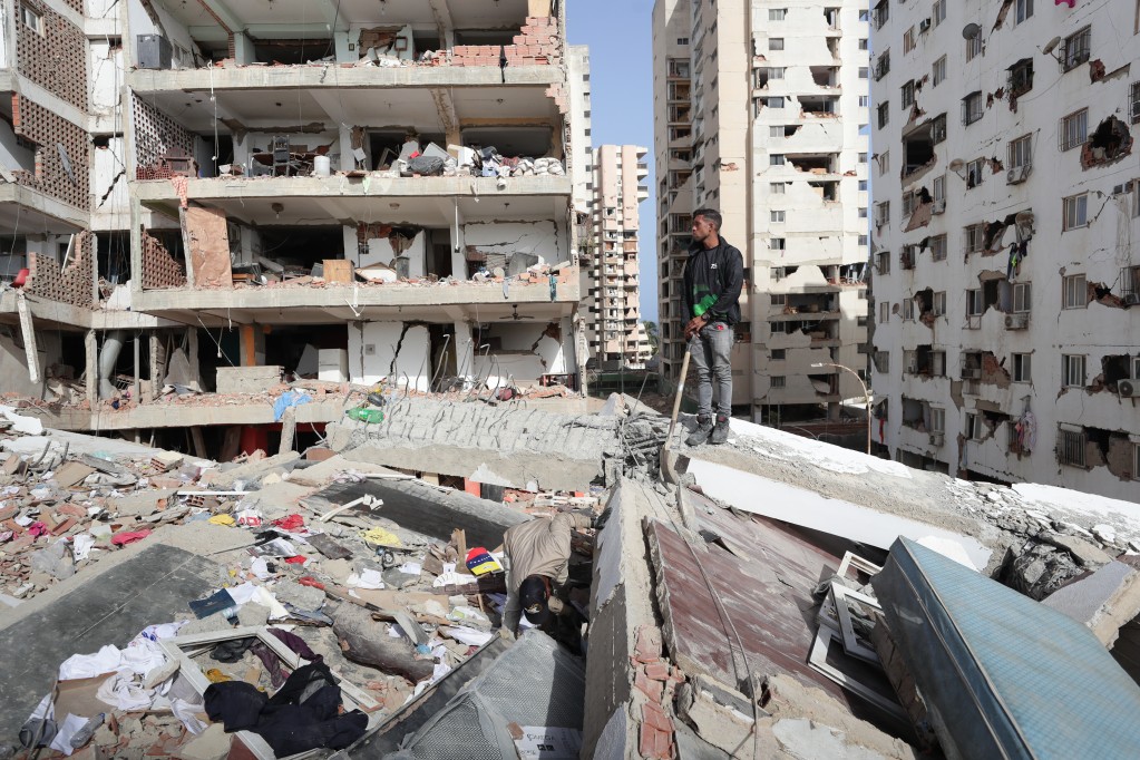 Un hombre observa sobre un edificio afectado por un terremoto este viernes, en La Guaira (Venezuela). Foto: EFE