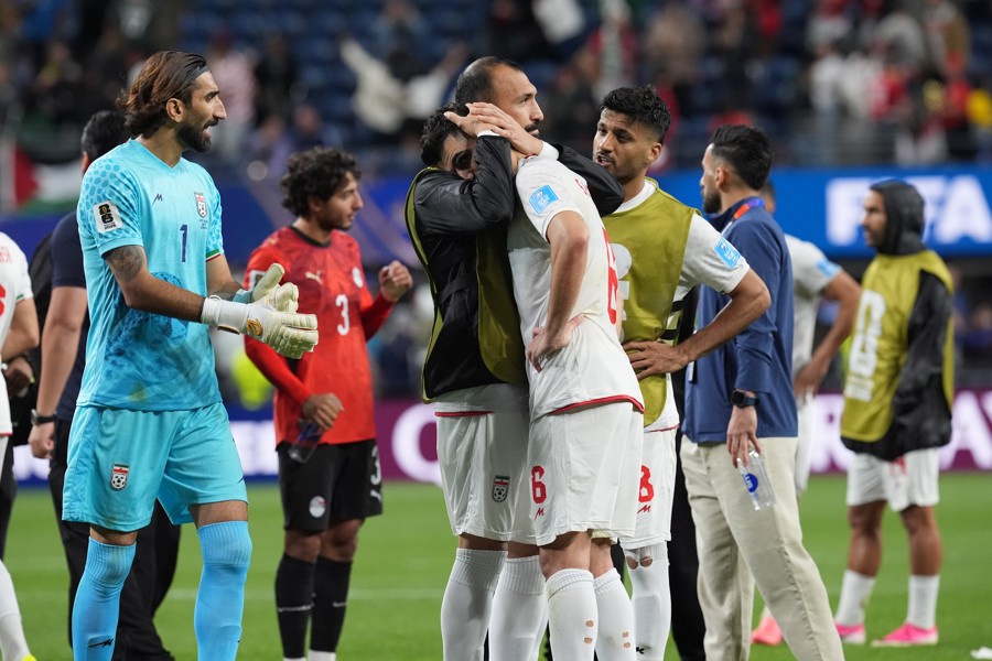 Jugadores de Irán reaccionan este viernes, al finalizar un partido del grupo G del Mundial de la FIFA 2026 entre Egipto e Irán, en el estadio Lumen Field en Seattle (Estados Unidos). Foto: EFE