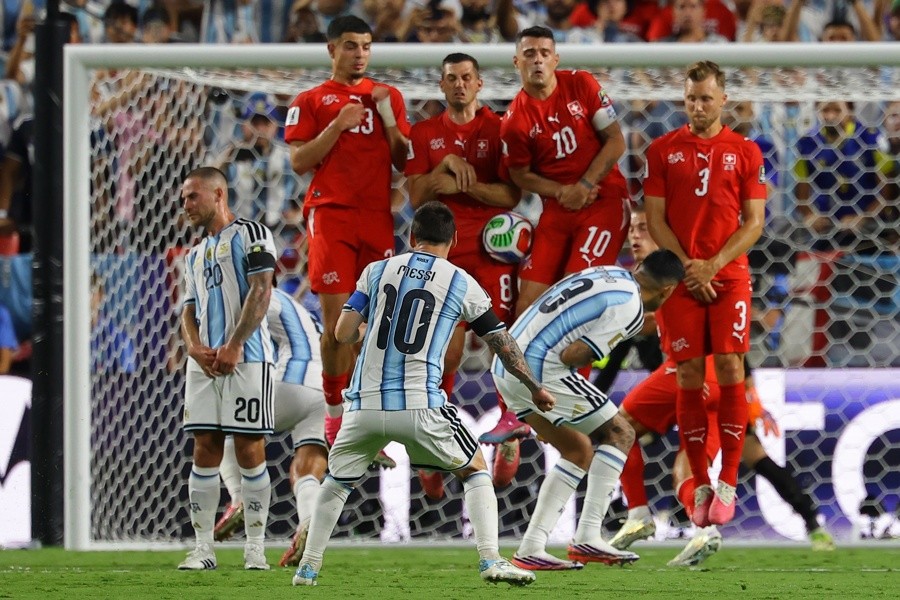 Sufre Argentina, pero logra superar a una Suiza con 10 hombres