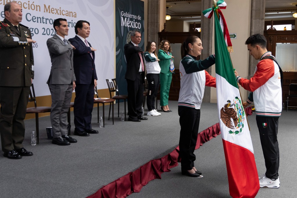 Abandera Claudia Sheinbaum a delegación mexicana