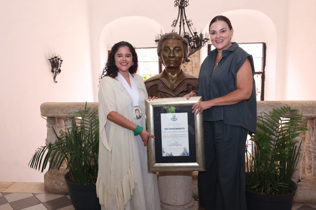 Reconocen con la Medalla Rosa Torre González a la maestra Liliana Judith Hernández
