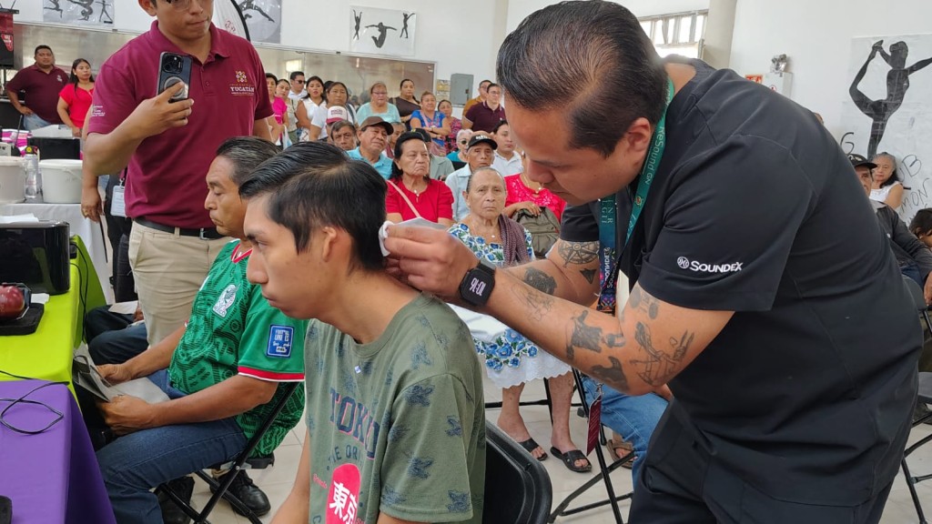 Logra escuchar joven vallisoletano con microtia, gracias a apoyo social