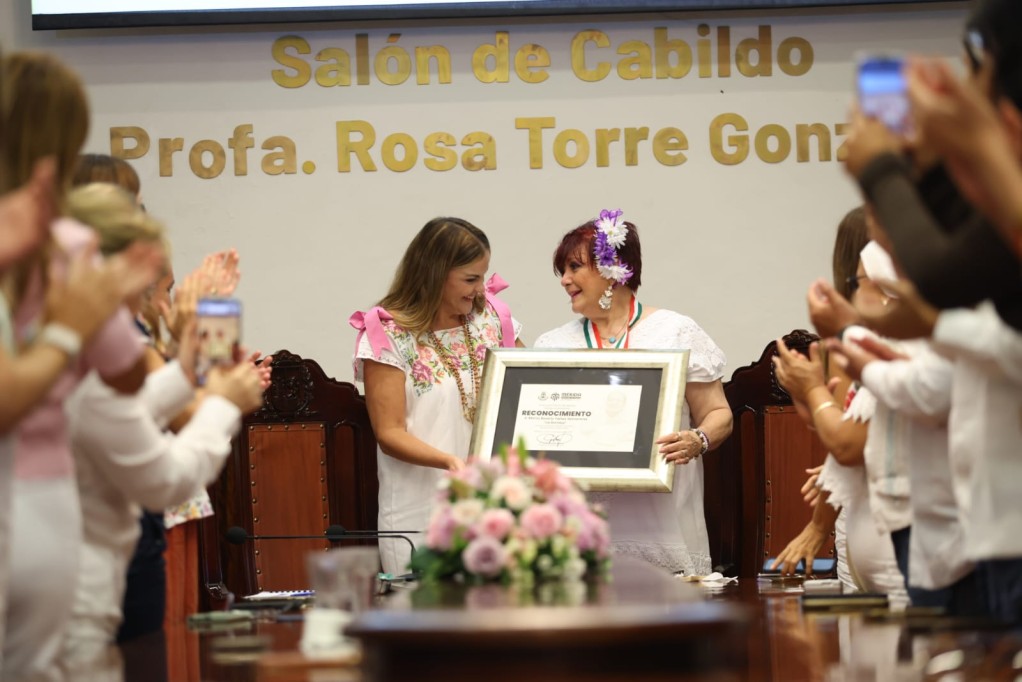 Recibe Beatriz Yáñez “La Bomba” la Medalla de Honor Héctor Herrera “Cholo” 2026, de manos de Cecilia Patrón