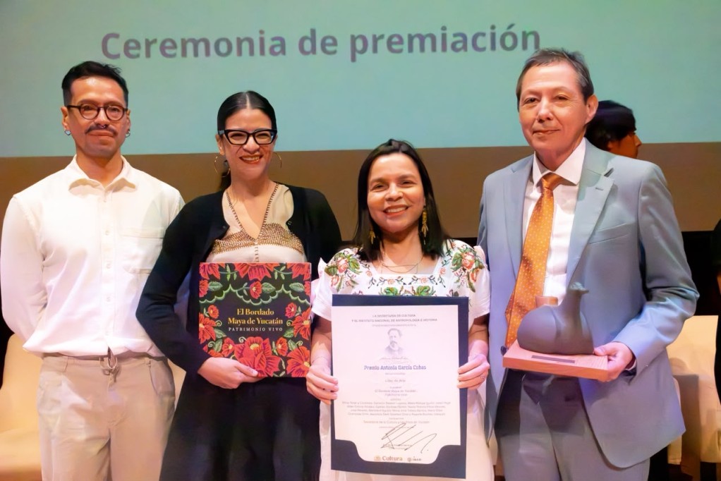 Recibe mención honorífica libro sobre bordado maya de Yucatán, en premio nacional del INAH