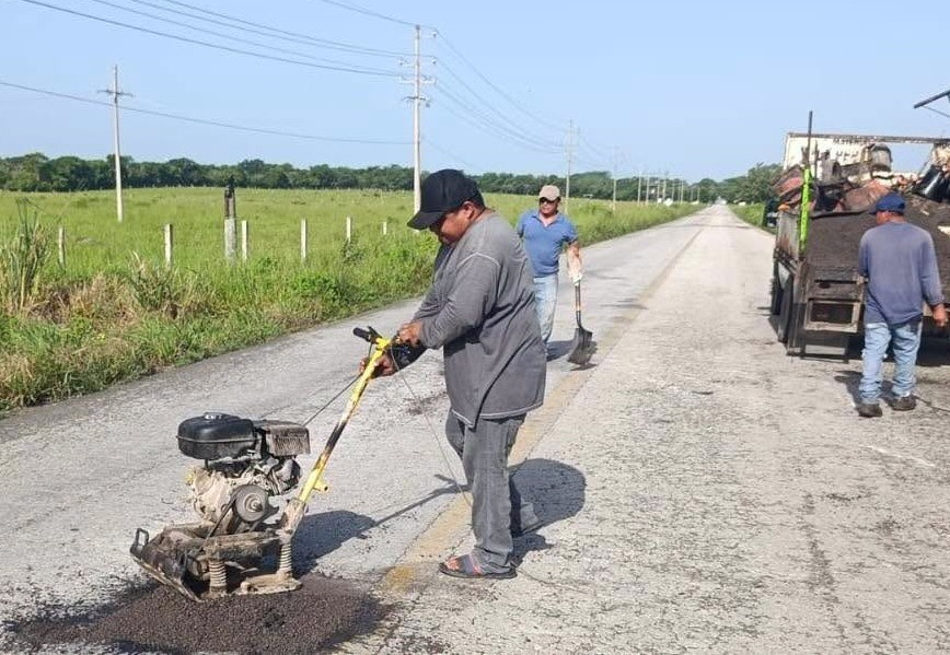 Continúan las labores de bacheo en la carretera Tizimín–Sucopo