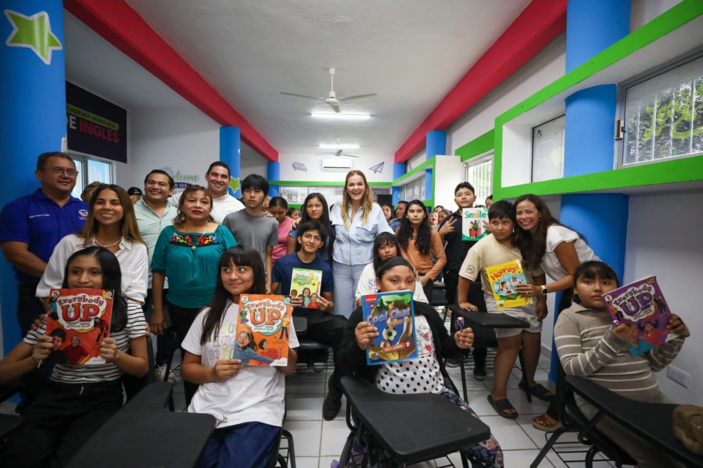 Inaugura Cecilia Patrón la primera Academia Municipal de Inglés en una comisaría.