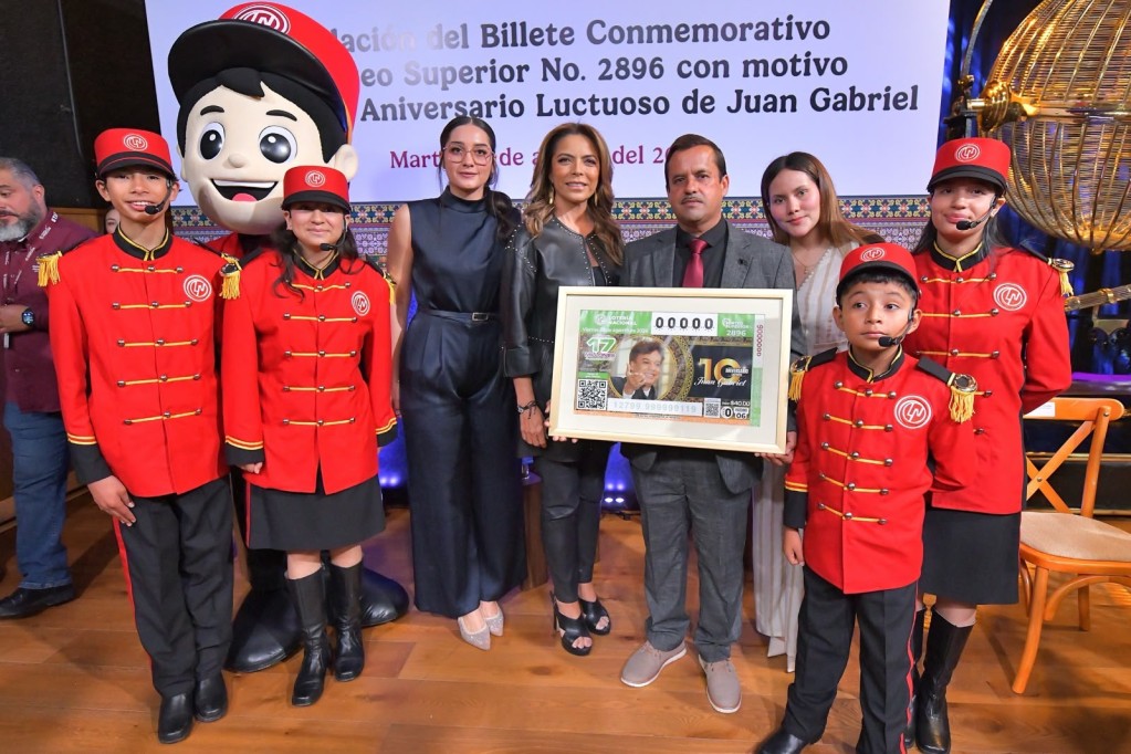 La titular de Lotería, Olivia Salomón, y el gobernador de Michoacán, Alfredo Ramírez, develan billete en honor a Juan Gabriel “el amor eterno de México”