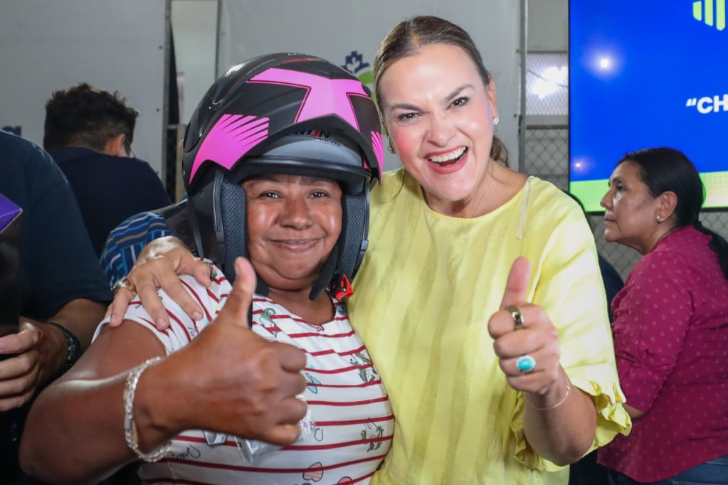 Entrega Cecilia Patrón equipo de protección a más de 2 mil repartidores en motocicleta