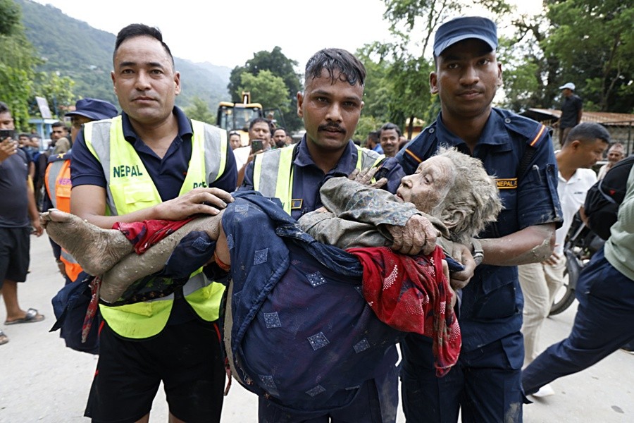 Van por lo menos 160 muertos por inundaciones en Nepal