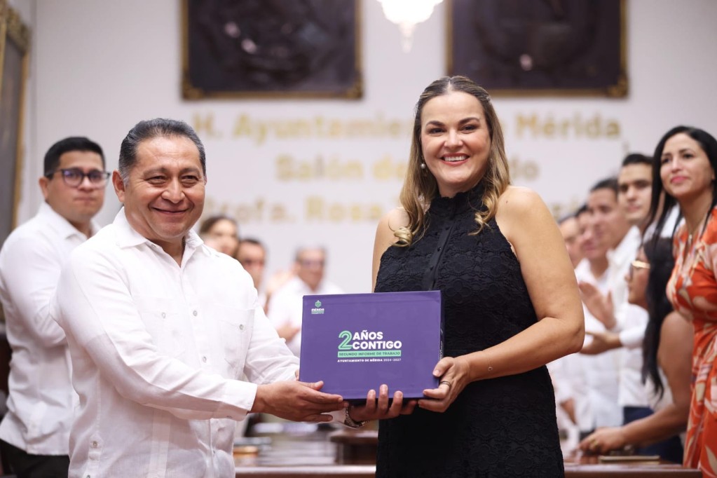 Presenta Cecilia Patrón ante el Cabildo de Mérida su segundo informe de gobierno.
