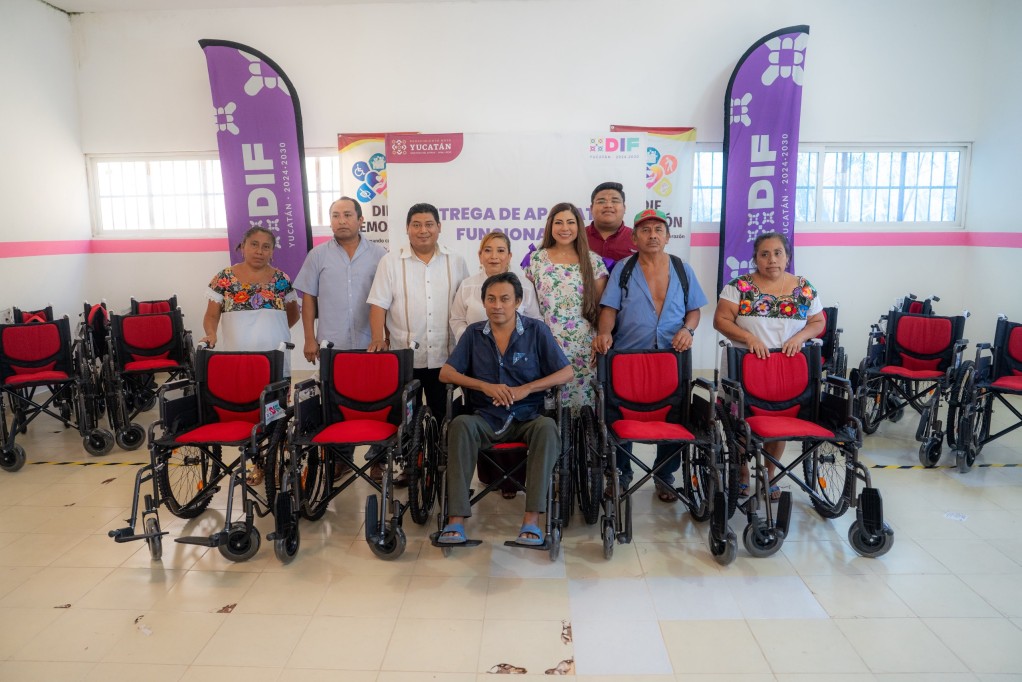 Entrega DIF Yucatán sillas de ruedas para facilitar la movilidad de personas en Temozón