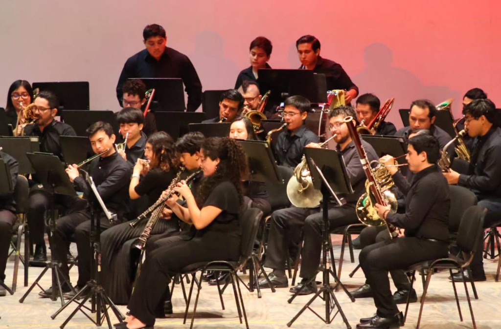 Brilla banda sinfónica juvenil de Tizimín, en el teatro Armando Manzanero