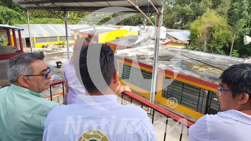 Evalúan daños estructurales de primaria de Tizimín donde se desprendió el plafón de un techo