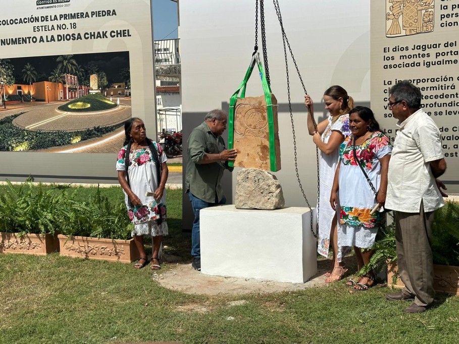 Colocan la primera piedra de la Estela N° 18 de Uxmal, en El Remate de Paseo de Montejo