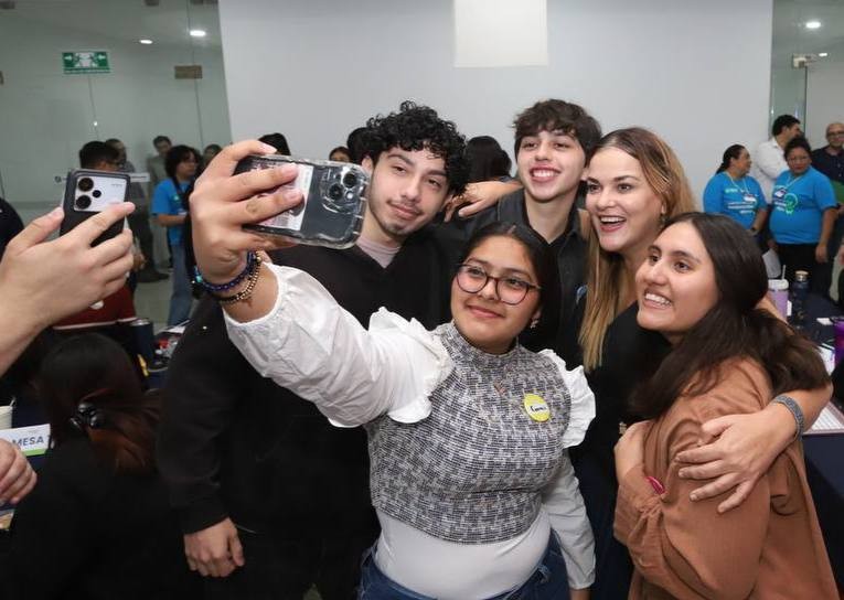Anuncia Cecilia Patrón becas a jóvenes universitarios meridanos.