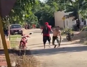 Se enfrentan dos hombres a machetazos, en Calotmul