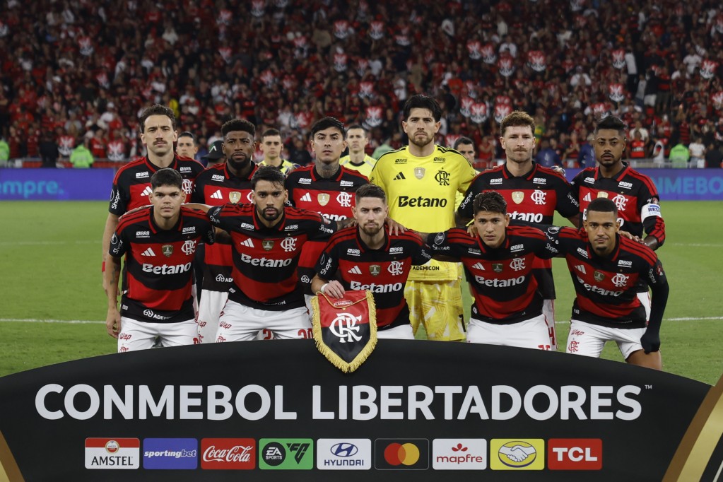 Jugadores de Flamengo forman este jueves, previo al partido de vuelta por los cuartos de final de la Copa Libertadores entre Flamengo y Independiente del Valle, en el estadio Maracaná en Rio de Janeiro (Brasil).