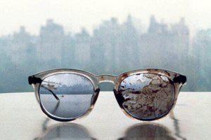 Yoko Ono muestra lentes de John Lennon ensangrentados en su cuenta de Twitter