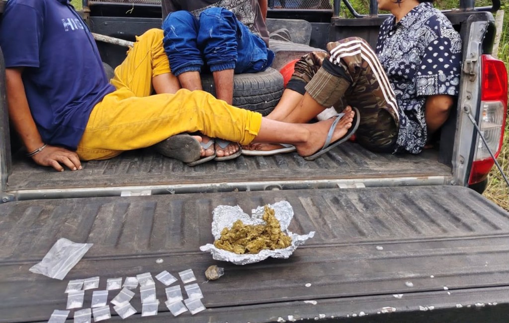 Detienen a dos jóvenes con presuntas drogas, en el Tramo Tixcancal–Chan cenote