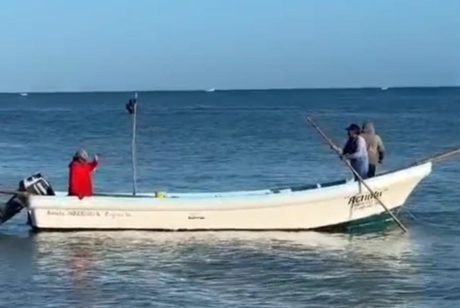 Rescatan a tres pescadores perdidos