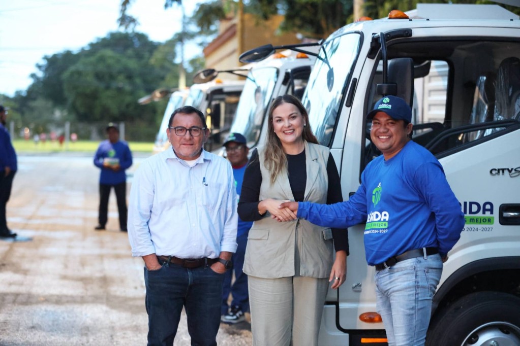 Refuerza Cecilia Patrón obras públicas con cuatro camiones de volteo