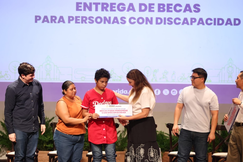 Entrega Cecilia Patrón becas a personas con discapacidad