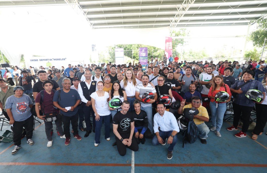 Cecilia Patrón entrega cascos certificados a motociclistas de plataforma