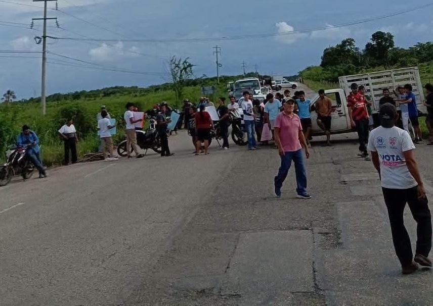 Mantienen cerrada la carretera Tizimín–Valladolid pobladores de Pocoboch