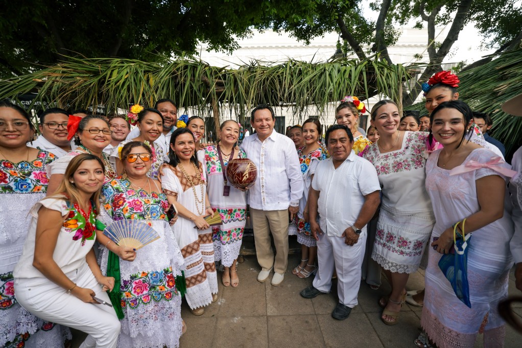 “Recibirlos con amor”: Candelaria Vera comparte la tradición del Janal Pixán en una muestra de 62 altares que transmiten la memoria y la cultura maya a nuevas generaciones