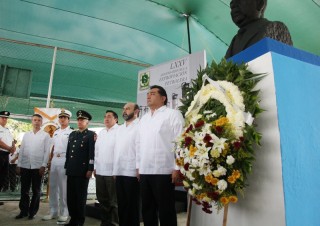 Autoridades civiles y militares rinden homenaje a Lázaro Cárdenas.