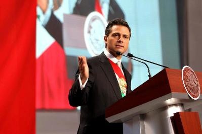 Firma Enrique Peña Nieto el Decreto de la Reforma Energética.