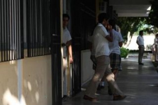 Se manifiestan alumnos de la normal superior de Yucatán por la cancelación de sus prácticas docentes y demandan personal que apoye con esas labores