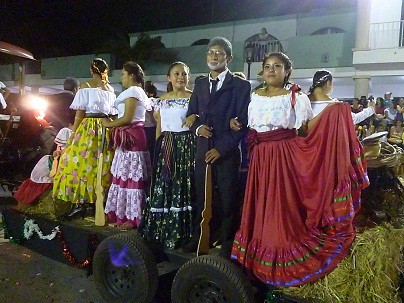 TIZIMIN: Nutrido y colorido desfile vespertino de la Revolución Mexicana.