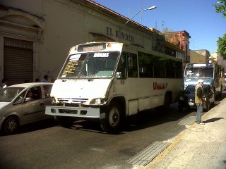 Pasajeros salen a la defensa de un camionero‏