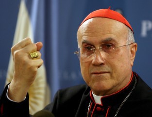 El cardenal Tarcisio Bertone toma temporalmente las riendas del vaticano.