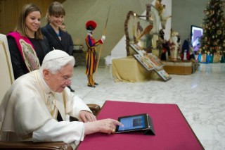 Momentos finales de la peregrinación de Benedicto XVI en la Barca de Pedro.