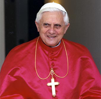 Comercios aprovechan renuncia de Benedicto XVI