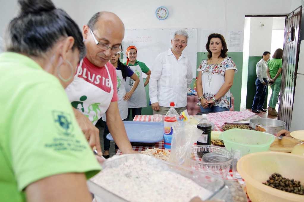 DIF Yucatán entrega apoyos en Tixpéhual  y en Mérida anuncian  innovación en los menús de los comedores comunitarios 