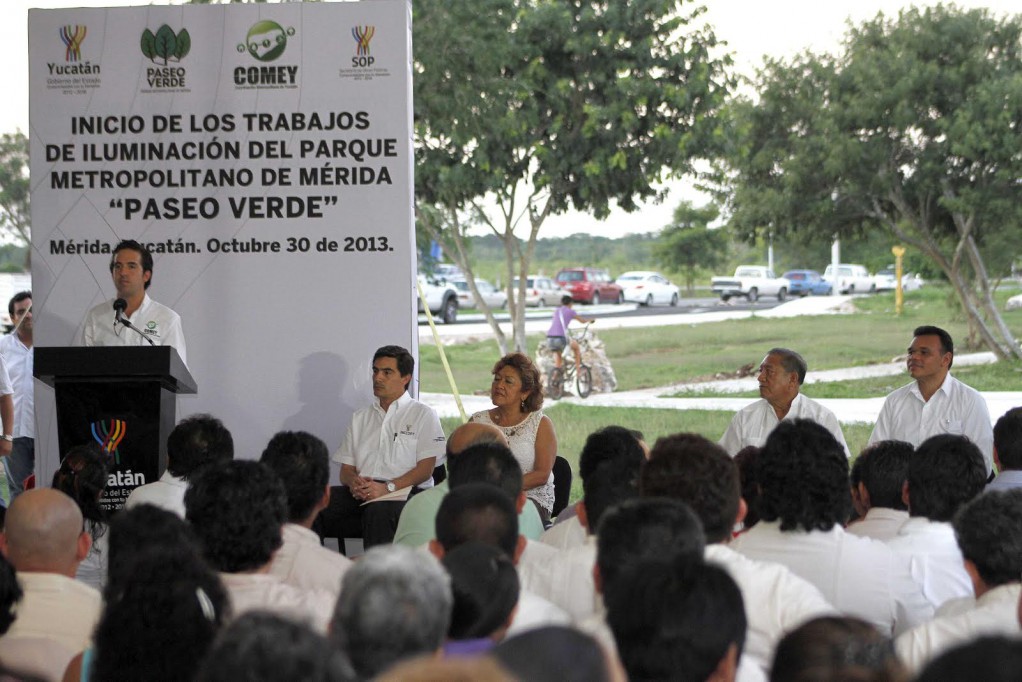 Inicia la instalación de postes de alumbrado público en Paseo Verde