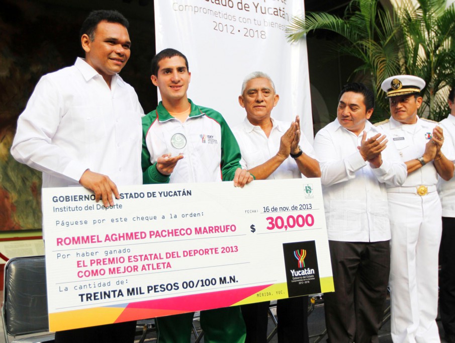 Reciben 3 destacados yucatecos el Premio Estatal del Deporte 2013