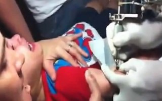 El vídeo del día: Madre obliga a niño a tatuarse