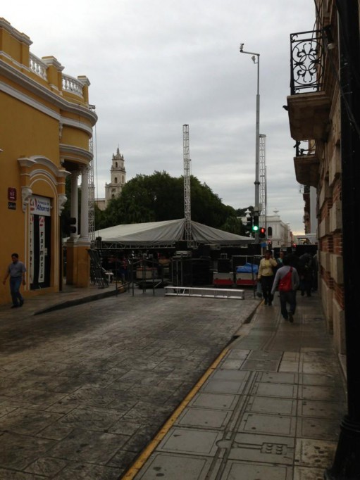 Caos vial por cierre de calles ante la clausura del Mérida Fest